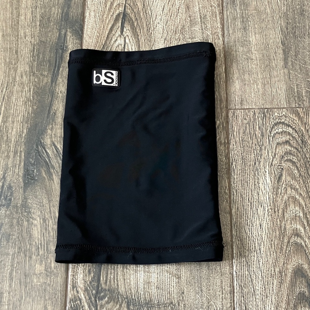 Black strap Black neck warmer